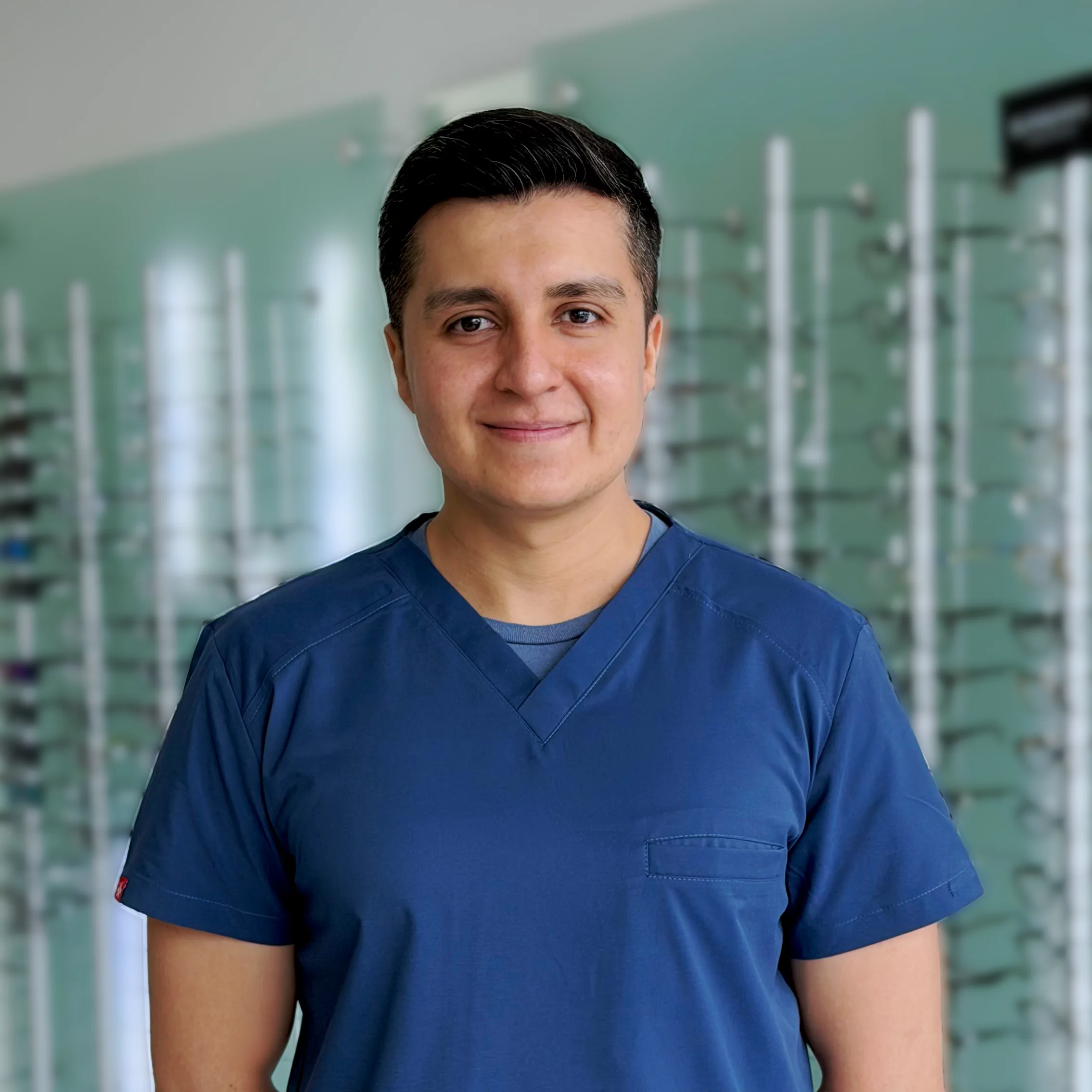 Dr. Rogelio Adrián Quintana Ochoa, oftalmólogo subespecialista en Retina